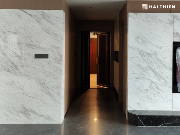 Mẫu tấm ốp White Stone mang đến vẻ đẹp tinh khôi và nhẹ nhàng, tạo cảm giác thoáng đãng cho không gian.